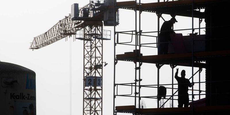 Seit der Pandemie ist die Zahl der Überstunden pro Arbeitnehmer um mehr als ein Drittel zurückgegangen. (Archivbild) - Foto: Julian Stratenschulte/dpa