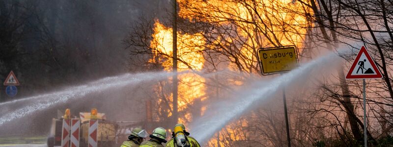 Feuerwehrleute arbeiten daran, ein brennendes Gasleck zu löschen. - Foto: Christoph Reichwein/dpa