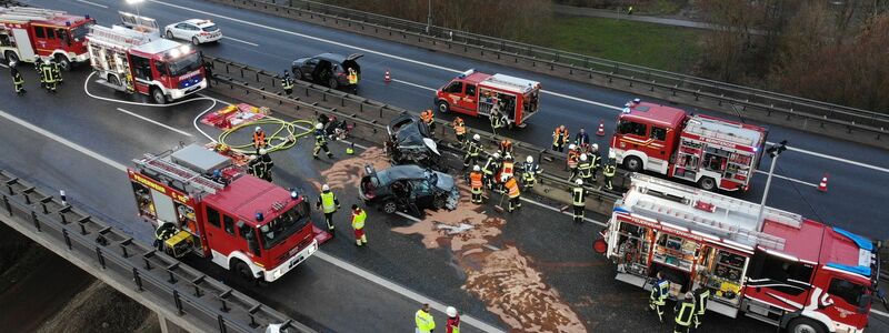Rettungskräfte am Ort des schweren Unfalls auf der Autobahn 38 bei Leinefelde-Worbis. - Foto: Silvio Dietzel/dpa-Zentralbild/dpa