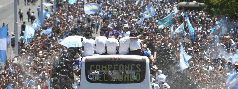 Die argentinischen Weltmeister fahren mit einem Doppeldecker-Bus durch Buenos Aires. - Foto: Amarelle Gustavo/telam/dpa