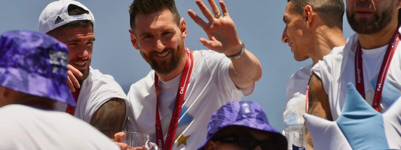 Lionel Messi winkt den zahlreichen Fans zu. - Foto: Amarelle Gustavo/telam/dpa