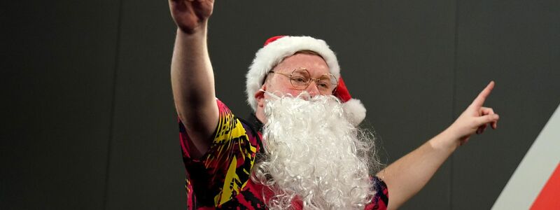Ricky Evans kommt im Weihnachtskostüm in die Arena. - Foto: Zac Goodwin/PA Wire/dpa