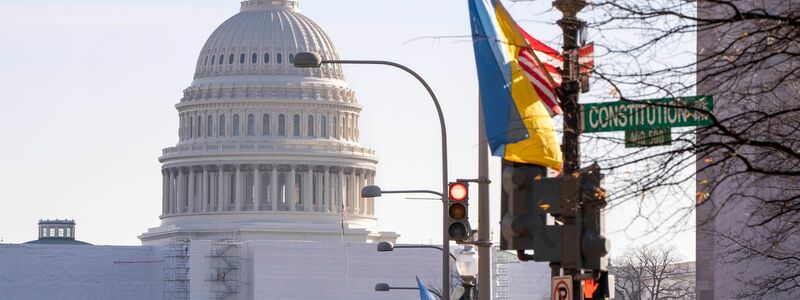 Vor dem Besuch des ukrainischen Präsidenten Wolodymyr Selenskyj in Washington werden amerikanische und ukrainische Flaggen entlang der Pennsylvania Avenue gehisst. - Foto: Jacquelyn Martin/AP/dpa