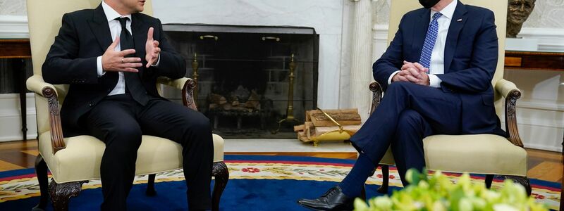 Bild aus einer anderen Zeit: US-Präsident Joe Biden spricht am 1. September 2021 mit seinem ukrainischen Amtskollegen Wolodymyr Selenskyj bei dessen Besuch im Oval Office. - Foto: Evan Vucci/AP/dpa