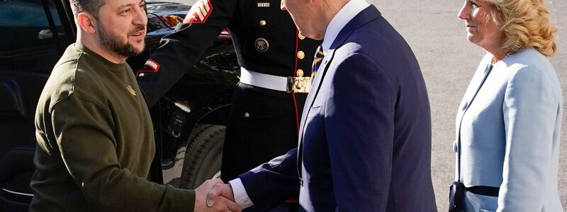 US-Präsident Joe Biden und seine Frau Jill Biden begrüßen den ukrainischen Präsidenten Wolodymyr Selenskyj (l) vor dem Weißen Haus. - Foto: Patrick Semansky/AP/dpa