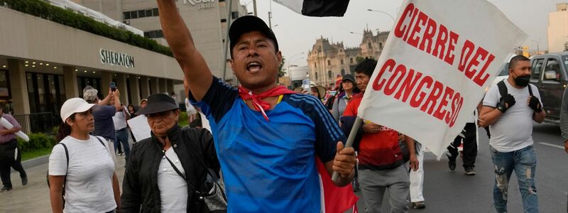 Anhänger des ehemaligen peruanischen Präsidenten Pedro Castillo in der Hauptstadt Lima. - Foto: Martin Mejia/AP/dpa