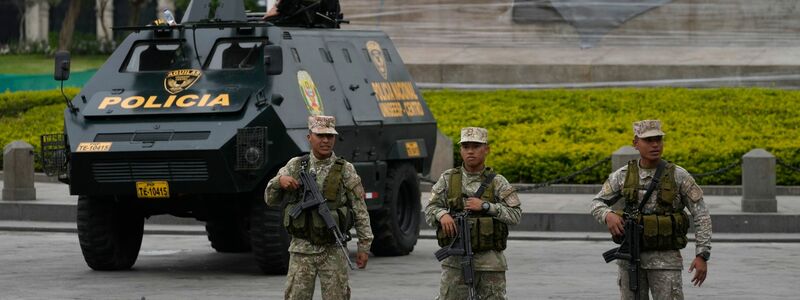 Soldaten und Polizisten stehen auf der Plaza San Martin in Lima. - Foto: Martin Mejia/AP/dpa
