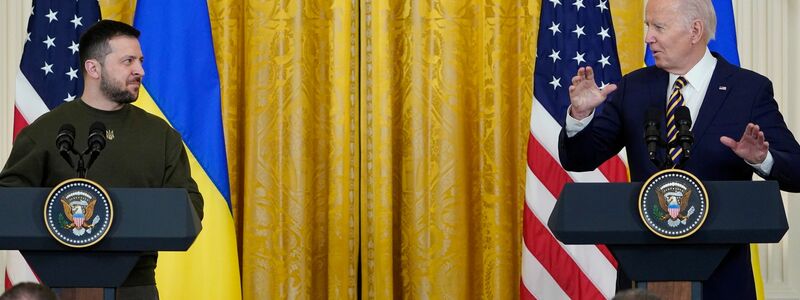 Der ukrainische Präsident Wolodymyr Selenskyj (l) und US-Präsident Joe Biden bei einer Pressekonferenz im East Room des Weißen Hauses in Washington. - Foto: Andrew Harnik/AP/dpa