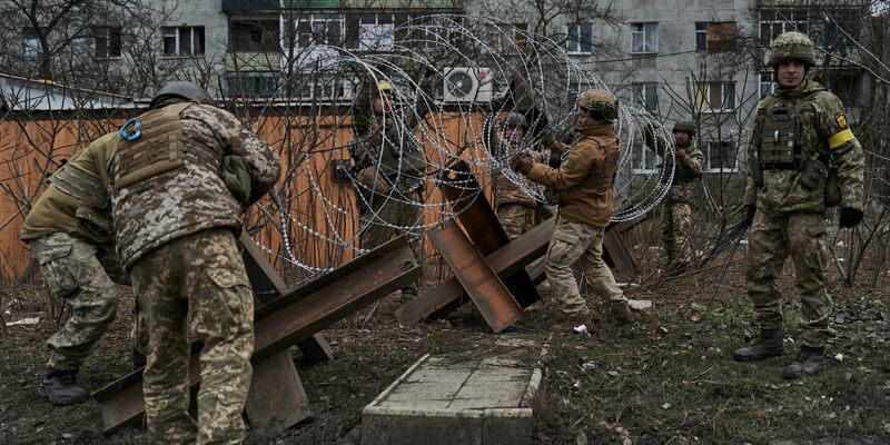 Ukrainische Soldaten feuern eine Kanone in der Nähe von Marjinka im Osten des Landes ab. Künftig könnte Streumunition hinzukommen. - Foto: Libkos/AP/dpa