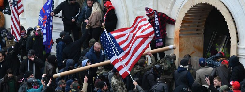 Anhänger von US-Präsident Donald Trump stürmen am 6. Januar 2021 das US-Kapitol. - Foto: Essdras M. Suarez/ZUMA Wire/dpa
