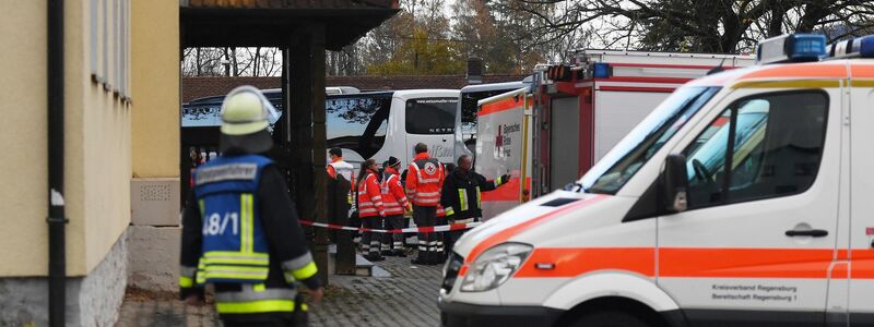 Einsatzkräfte stehen am 6. November 2021 vor einer Gaststätte im oberpfälzischen Seubersdorf, in der Bahnreisende nach der Messerattacke untergekommen sind. - Foto: Angelika Warmuth/dpa