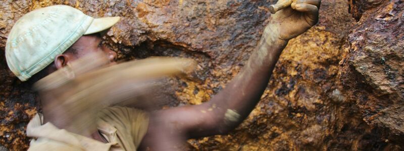 Ein Mann arbeitet in der Mine Zola Zola im Ostkongo auf der Suche nach Mineralien und Erzen. Zum Jahresbeginn tritt das deutsche Lieferkettengesetz in Kraft. - Foto: picture alliance / Jürgen Bätz/dpa