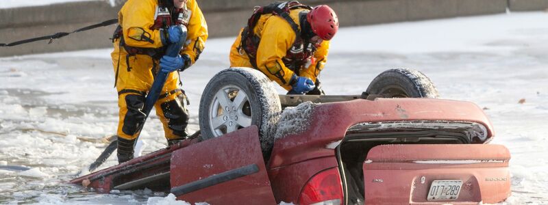 Feuerwehrleute bergen in Kansas City ein Auto, das in einen Fluss gestürzt ist. - Foto: Nick Wagner/The Kansas City Star/AP/dpa