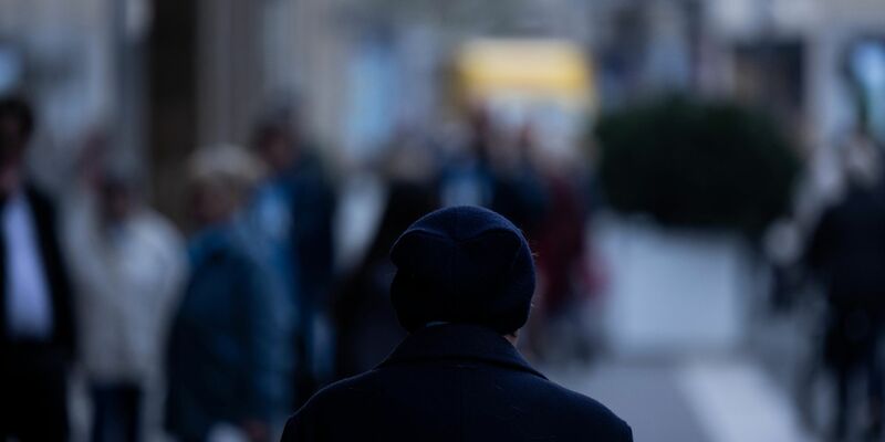 Die Bundesregierung arbeit an einer Strategie gegen Einsamkeit. - Foto: Rolf Vennenbernd/dpa
