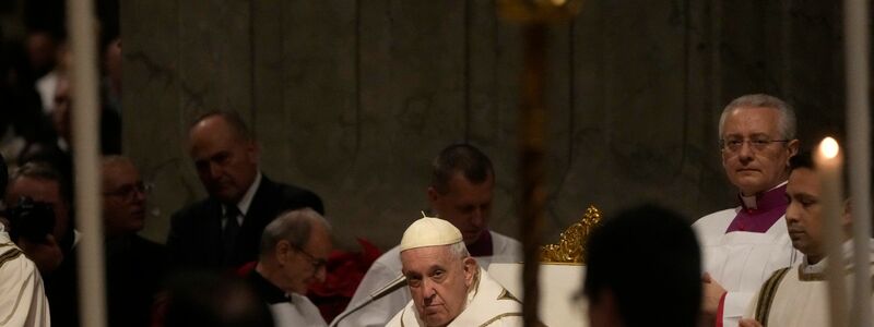 Papst Franziskus kommt im Petersdom an, um die Heiligabendmesse zu leiten. - Foto: Gregorio Borgia/AP/dpa