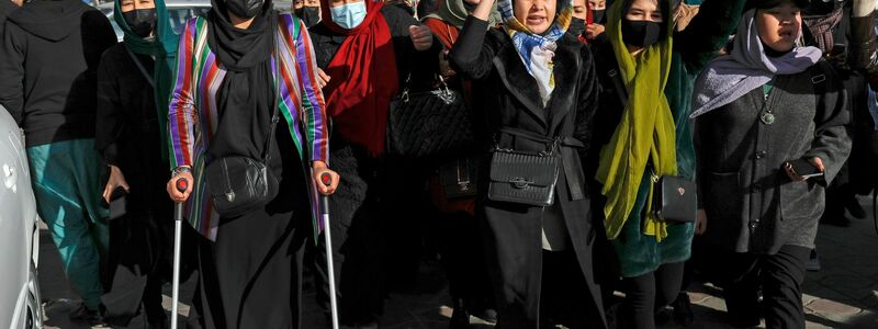 Sie lassen sich nicht einschüchtern: Erneut sind in Afghanistan Frauen gegen das Hochschulverbot der Taliban auf die Straße gegangen. (Bild eines Protests in Kabul in der vergangenen Woche) - Foto: Uncredited/AP/dpa