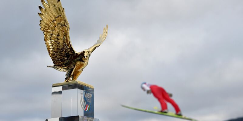 Der Pokal für den Gesamtsieger der Vierschanzentournee. - Foto: Angelika Warmuth/dpa