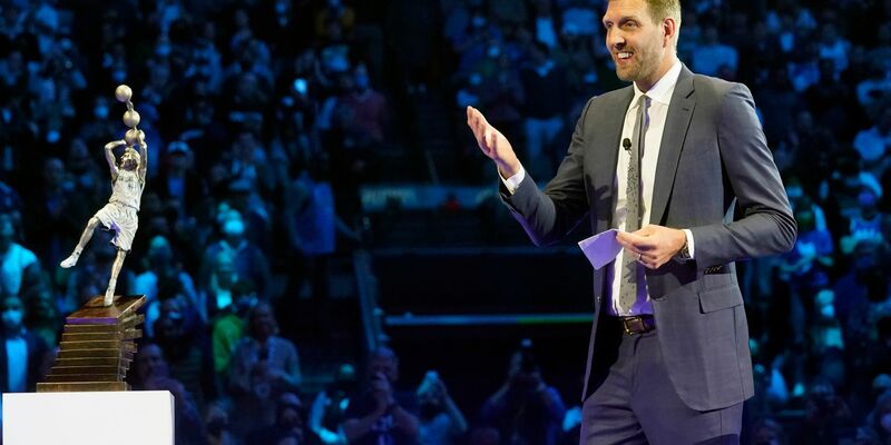 Dirk Nowitzki wird an diesem Freitag das traditionelle Jackett und den Ruhmeshallen-Ring erhalten. - Foto: Lm Otero/AP/dpa