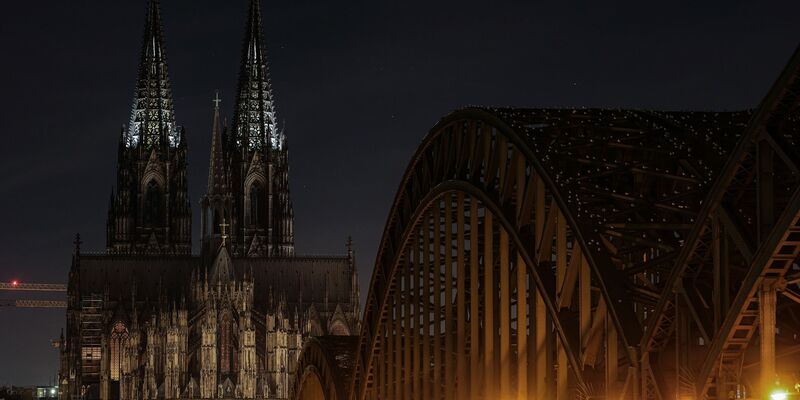Seit dem Terroralarm im Dezember werden die Sicherheitsvorkehrungen in und um den Kölner Dom weiter aufrecht erhalten. - Foto: Oliver Berg/dpa