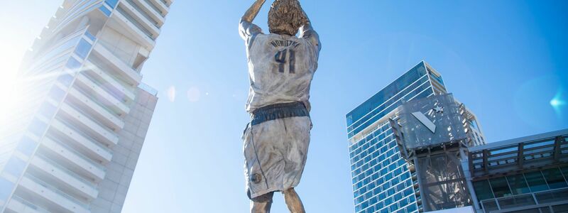Eine Statue von Dirk Nowitzki steht nun vor dem American Airlines Center in Dallas. - Foto: Emil T. Lippe/AP/dpa