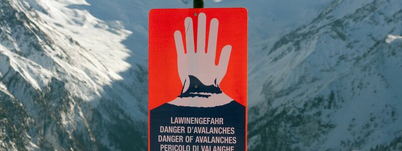 Ein Schild warnt im Skigebiet auf dem Wildkogel vor abgehenden Lawinen. - Foto: Frank Rumpenhorst/dpa
