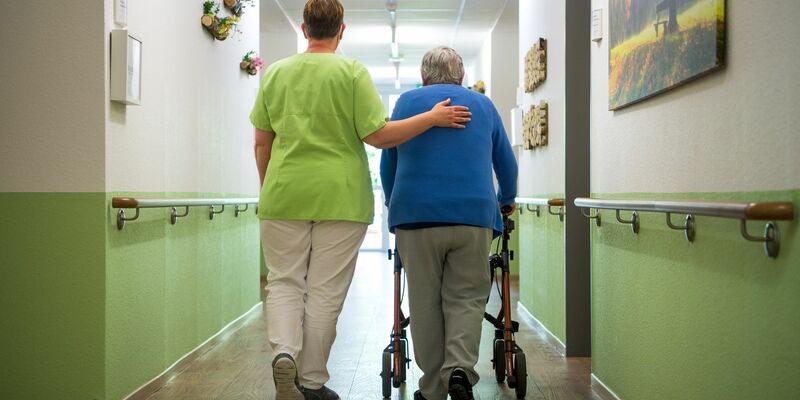 An diesem Samstag wird der Pflegebeitrag um 0,35 Prozentpunkte erhöht. - Foto: Sina Schuldt/dpa