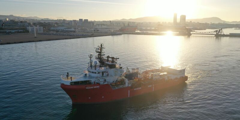 Das Seenotrettungsschiff «Ocean Viking» verlässt den Hafen von Marseille zu einer Rettungsmission im Mittelmeer. - Foto: Gilles Bader/Le Pictorium Agency via ZUMA/dpa
