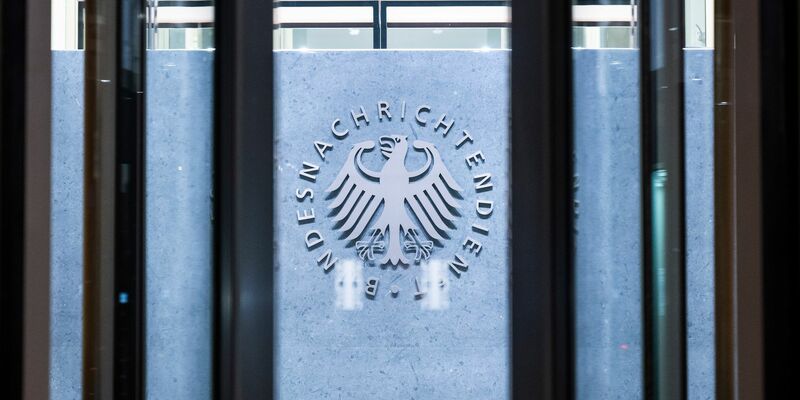 Die Bundesanwaltschaft hat einen Mitarbeiter des Bundesnachrichtendienstes (BND) und einen mutmaßlichen Komplizen angeklagt. - Foto: Christophe Gateau/dpa