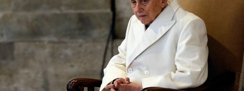 Gläubige weltweit beten für den sehr kranken emeritierten Papst Benedikt XVI. - Foto: Gregorio Borgia/AP/dpa