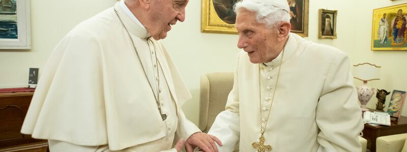 Papst Franziskus (l) und der emeritierte Papst Benedikt XVI. unterhalten sich im Dezember 2018 im Kloster «Mater Ecclesiae». - Foto: Vatican Media/dpa/Archiv