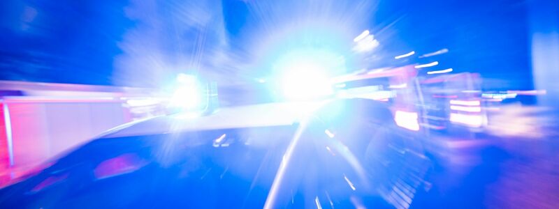 Ein Polizeiauto mit Blaulicht. (Symbolbild) - Foto: Christophe Gateau/dpa