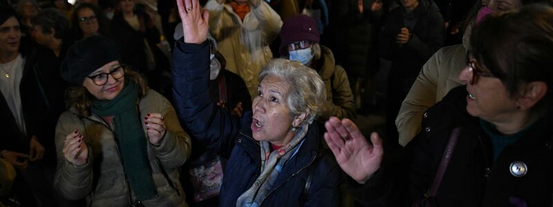 Menschen protestieren in Madrid gegen häusliche Gewalt und die erneute Ermordung von Frauen. - Foto: Fernando Sánchez/EUROPA PRESS/dpa
