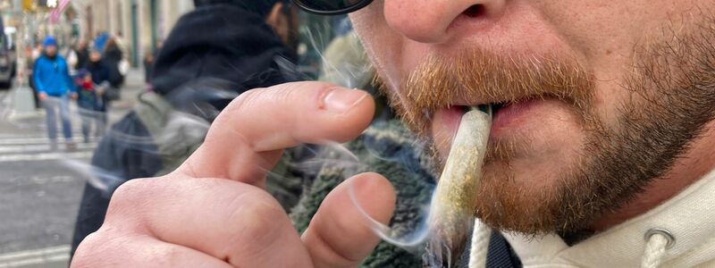 Ben Gilbert raucht Marihuana. - Foto: Ted Shaffrey/AP/dpa