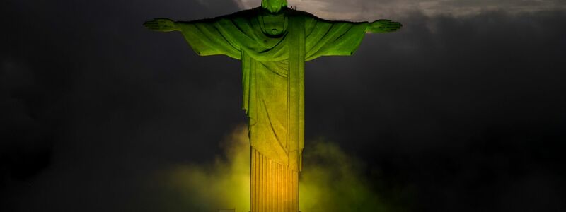 Die Christus-Erlöser-Statue ist in den Farben der brasilianischen Nationalflagge beleuchtet, um die verstorbene Fußballlegende Pelé zu ehren. - Foto: Bruna Prado/AP/dpa