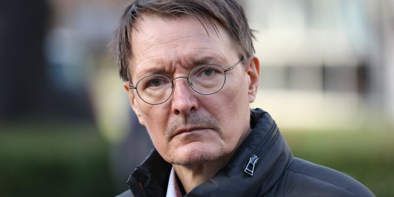 Laut Karl Lauterbach sind für den eigentlichen Prozess des Umbaus Hilfen «aus Mitteln von Bund und Ländern» in Aussicht gestellt. - Foto: Joerg Carstensen/dpa