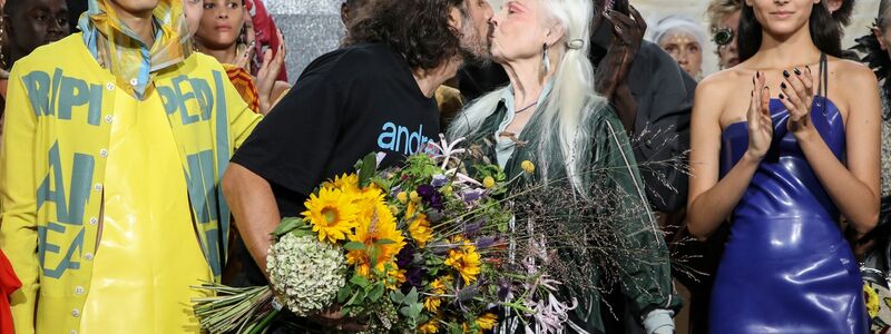 Andreas Kronthaler küsst Vivienne Westwood auf der Pariser Modewoche. - Foto: Vianney Le Caer/Invision/AP/dpa