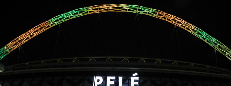 Der Bogen des Wembley-Stadions in London leuchtet in Gedenken an Pelé. - Foto: Kieran Cleeves/PA Wire/dpa