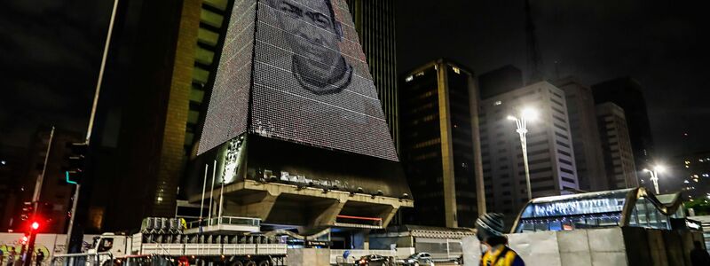 Ein Bild von Pelé ziert ein Gebäude in São Paulo. - Foto: Marcelo Chello/AP/dpa