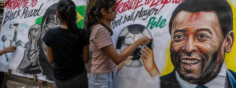 Die Brasilianer trauern um Pelé. - Foto: Rafiq Maqbool/AP/dpa