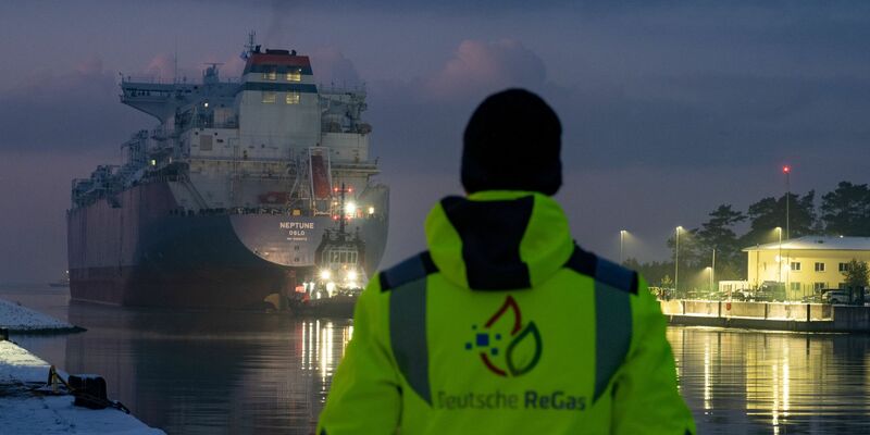 Blick auf den Hafen Mukran. Der Bundestag will den Hafen Mukran am Freitag in das LNG-Beschleunigungsgesetz aufnehmen. - Foto: Stefan Sauer/dpa
