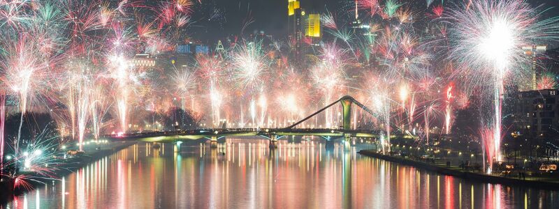 Mit diesem Feuerwerk begrüßte Frankfurt am Main das Jahr 2021. - Foto: Andreas Arnold/dpa