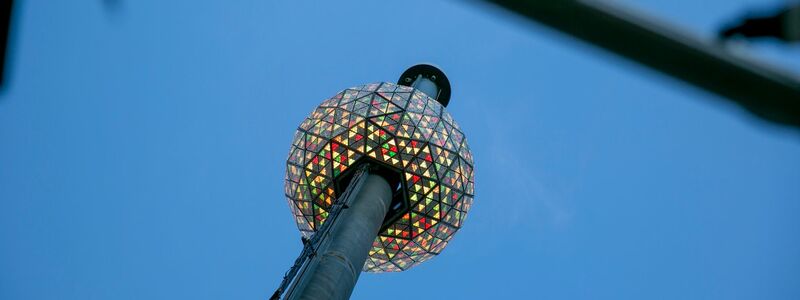 In New York findet die traditionelle Silvesterparty am Times Square statt. Beim «Ball Drop» wird eine leuchtende Kristallkugel an einem Mast herabgelassen. - Foto: Ted Shaffrey/AP/dpa