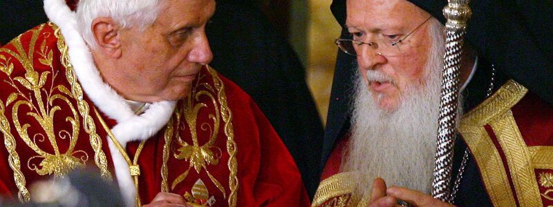 Der damalige Papst Benedikt XVI (l) und der Griechisch Orthodoxe Patriarch Bartholomew 2006 in Istanbul. - Foto: Kai Pfaffenbach/epa_pool/dpa