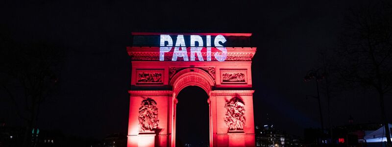 In Paris hat es eine Ton- und Lichtshow am Arc de Triomphe gegeben. - Foto: Aurelien Morissard/AP/dpa