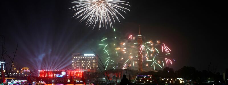 Menschen in aller Welt begrüßen das neue Jahr, wie hier mit einem Feuerwerk über dem Kairo Tower. - Foto: Amr Nabil/AP/dpa