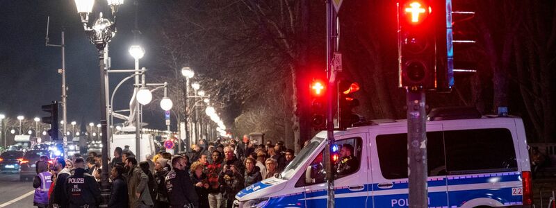 Polizeiauto in der Silvesternacht auf dem Gehweg in der Nähe vom Brandenburger Tor. - Foto: Christophe Gateau/dpa