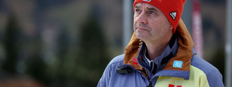 Bundestrainer Stefan Horngacher hat mit seinem Team vor der Flug-WM und Olympia noch viel Arbeit. - Foto: Daniel Karmann/dpa