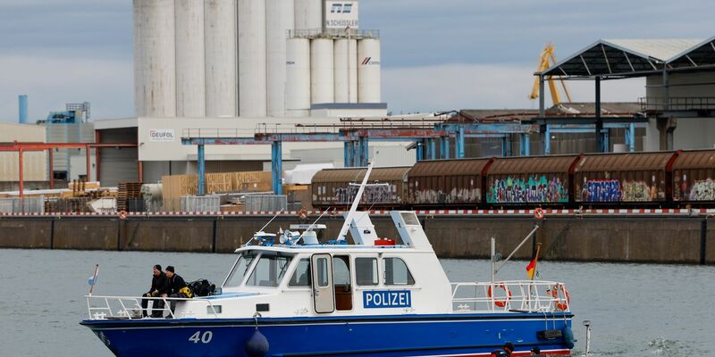 Taucher, Leichenspürhunde und Sonarboote suchen nach der vermissten Schwangeren im Nürnberger Hafen. Die Staatsanwaltschaft hat inzwischen Anklage erhoben. - Foto: Heiko Becker/dpa