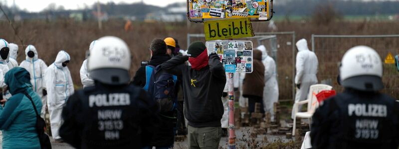 Zahlreiche Aktivisten sind am Wochenende nach Lützerath gereist. - Foto: Henning Kaiser/dpa