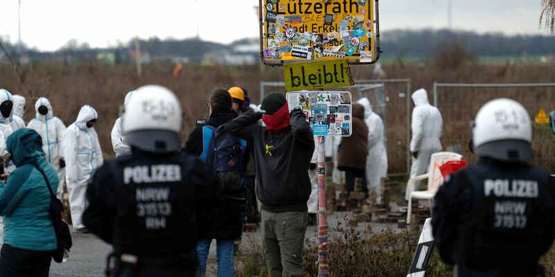 Aktivisten bauten im Vorfeld der Räumung von Lützerath Barrikaden auf und steckten diese in Brand (Archivbild). - Foto: Henning Kaiser/dpa
